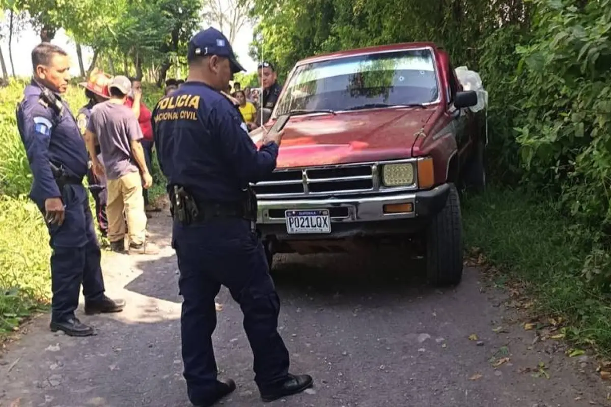 Área donde fueron localizadas cuatro personas fallecidas y una menor ilesa tras un ataque armado en La Democracia, Escuintla., Bomberos Municipales Departamentales