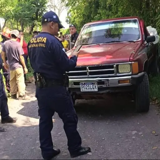 Área donde fueron localizadas cuatro personas fallecidas y una menor ilesa tras un ataque armado en La Democracia, Escuintla. ,Bomberos Municipales Departamentales