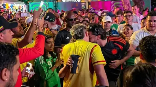 El reto viral del beso de tres en el Mundial 2026 preocupa a expertos por riesgo de contagios