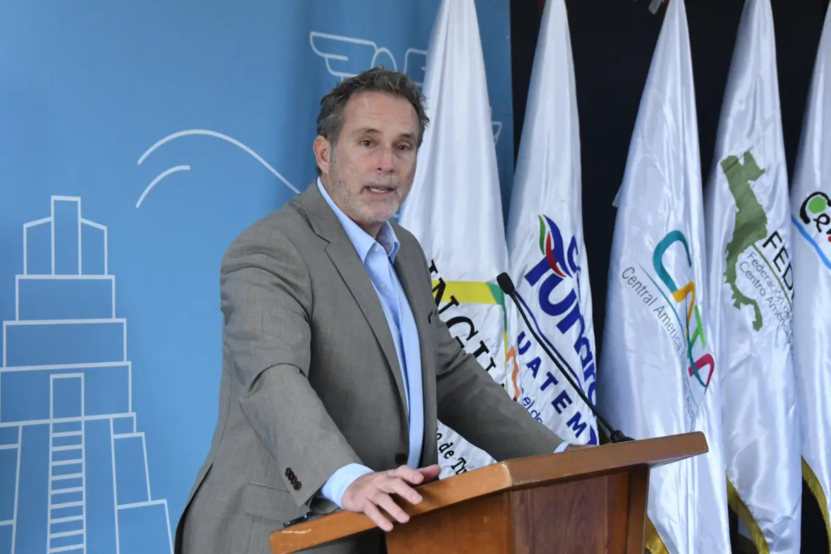 El director del Instituto Guatemalteco de Turismo, Harris Whitbeck, habla durante la presentación de la feria Centroamérica Travel Market Guatemala 2026 este jueves, en Ciudad de Guatemala (Guatemala), EFE/Alex Cruz