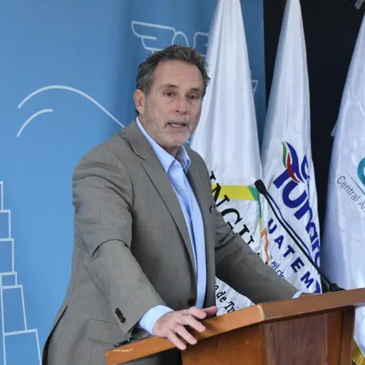 El director del Instituto Guatemalteco de Turismo, Harris Whitbeck, habla durante la presentación de la feria Centroamérica Travel Market Guatemala 2026 este jueves, en Ciudad de Guatemala (Guatemala) , EFE/Alex Cruz