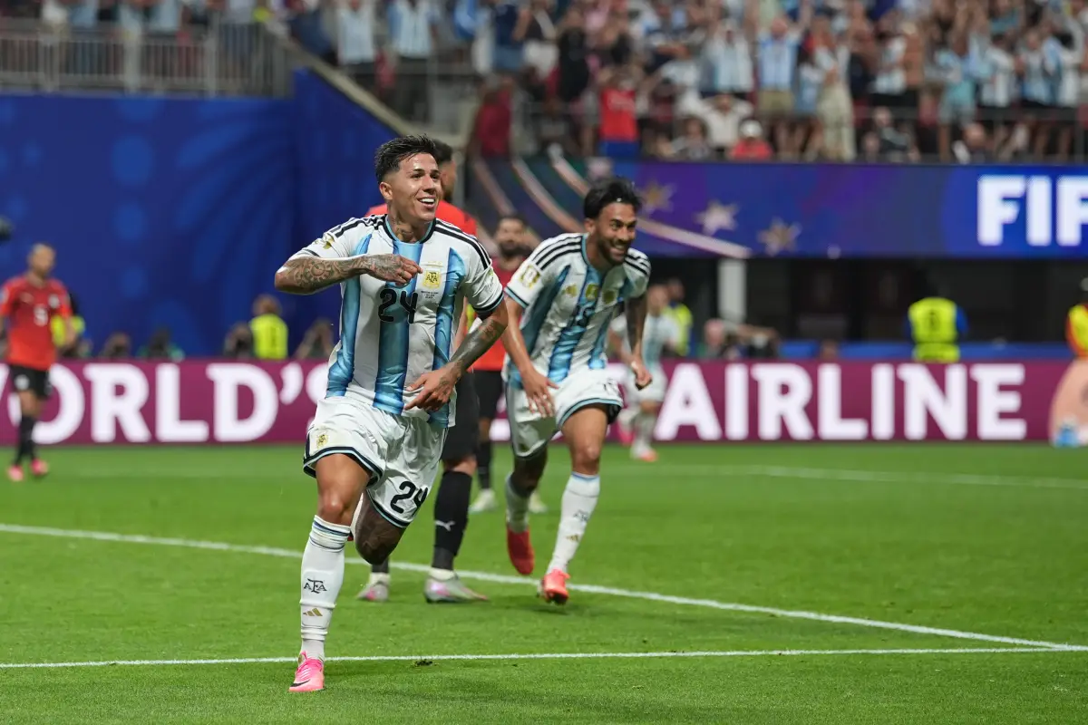 Enzo Fernández celebrando el gol de clasificación a cuartos de final 