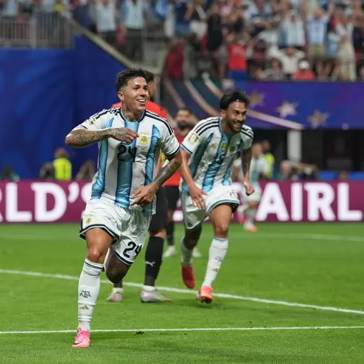 Enzo Fernández celebrando el gol de clasificación a cuartos de final 