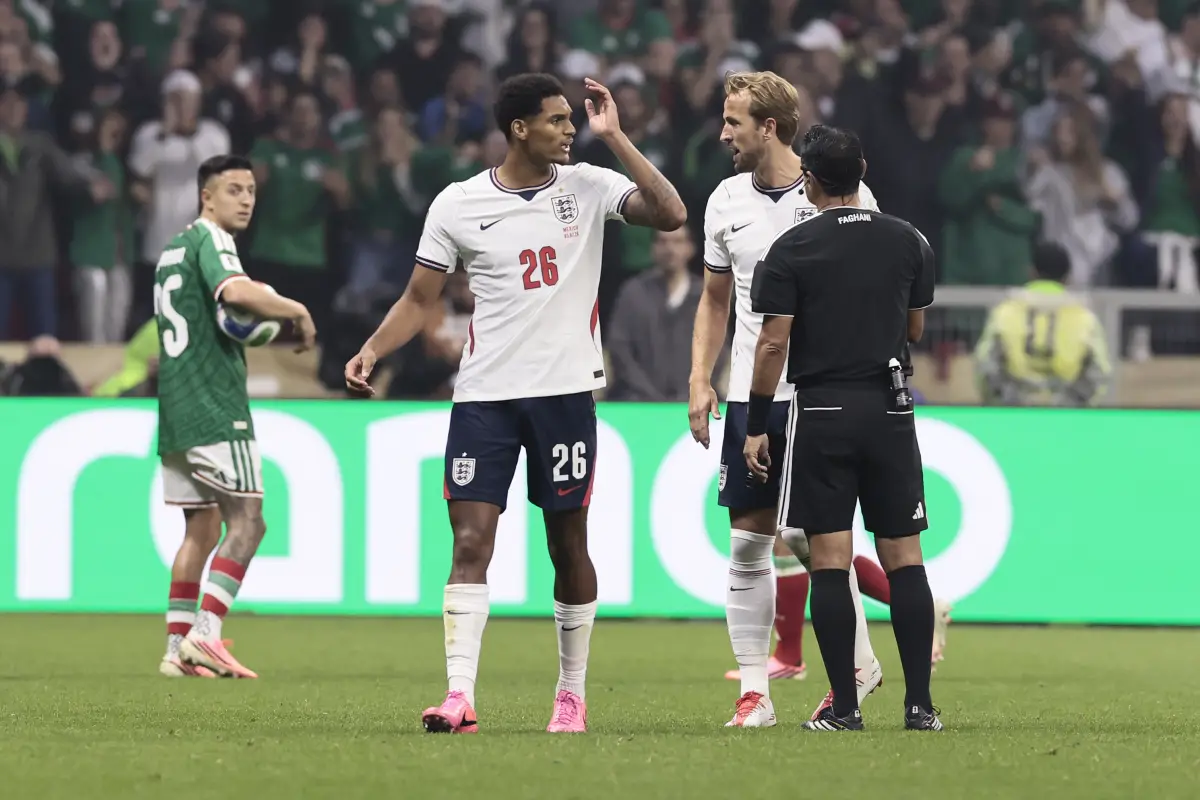 Jarel Quansah fue expulsado en el juego ante México