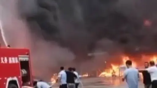 VIDEOS: Voraz incendio en fábrica en China deja más de 25 muertos