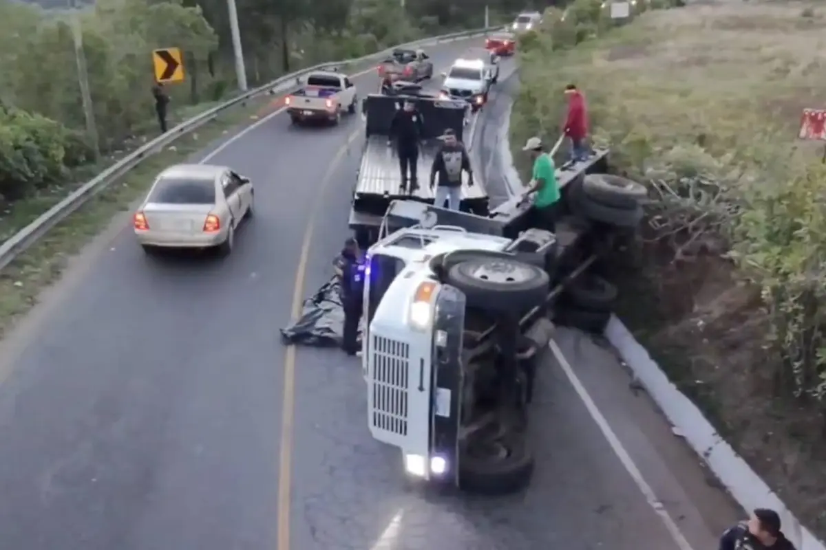 Área donde volcó un camión en Bárcena, Villa Nueva., PMT de Villa Nueva
