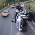 Villa Nueva: Camión volcado obstaculiza el paso en bajada del Zopet