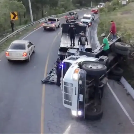 Área donde volcó un camión en Bárcena, Villa Nueva. ,PMT de Villa Nueva