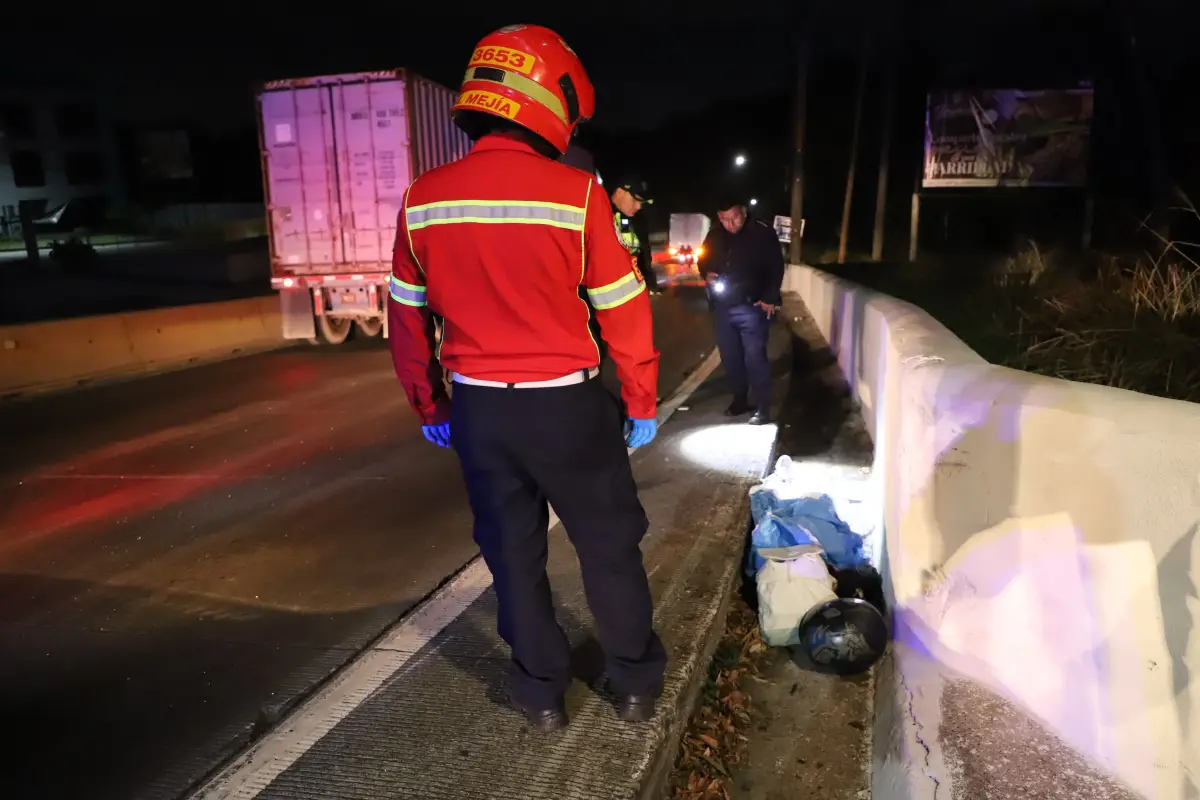 Área donde ocurrió el accidente en el que perdió la vida la conductora de una motocicleta en Km. 10.5 de ruta al Pacífico., Bomberos Municipales