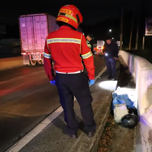 Área donde ocurrió el accidente en el que perdió la vida la conductora de una motocicleta en Km. 10.5 de ruta al Pacífico. ,Bomberos Municipales