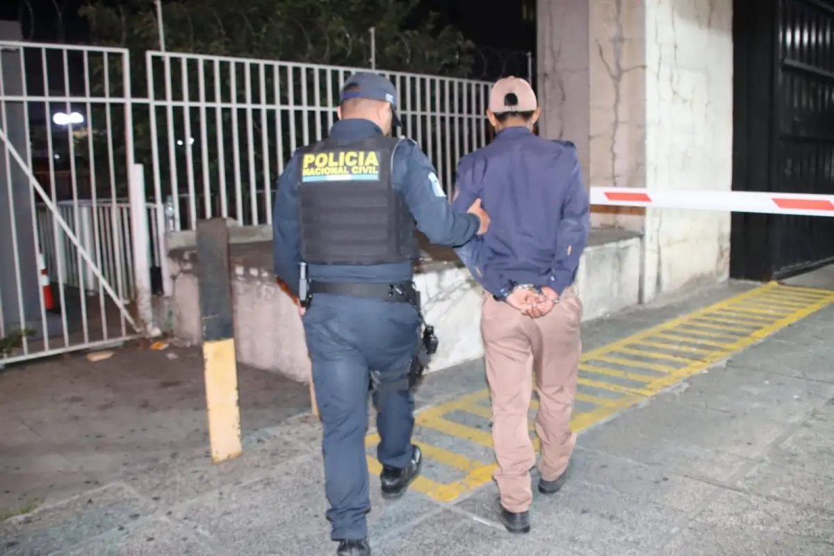 El guardia detenido en la ruta al Atlántico fue trasladado a la Torre de Tribunales., PNC
