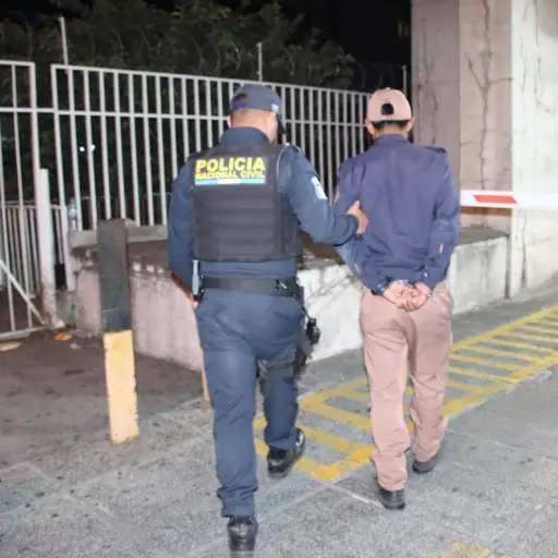El guardia detenido en la ruta al Atlántico fue trasladado a la Torre de Tribunales. ,PNC