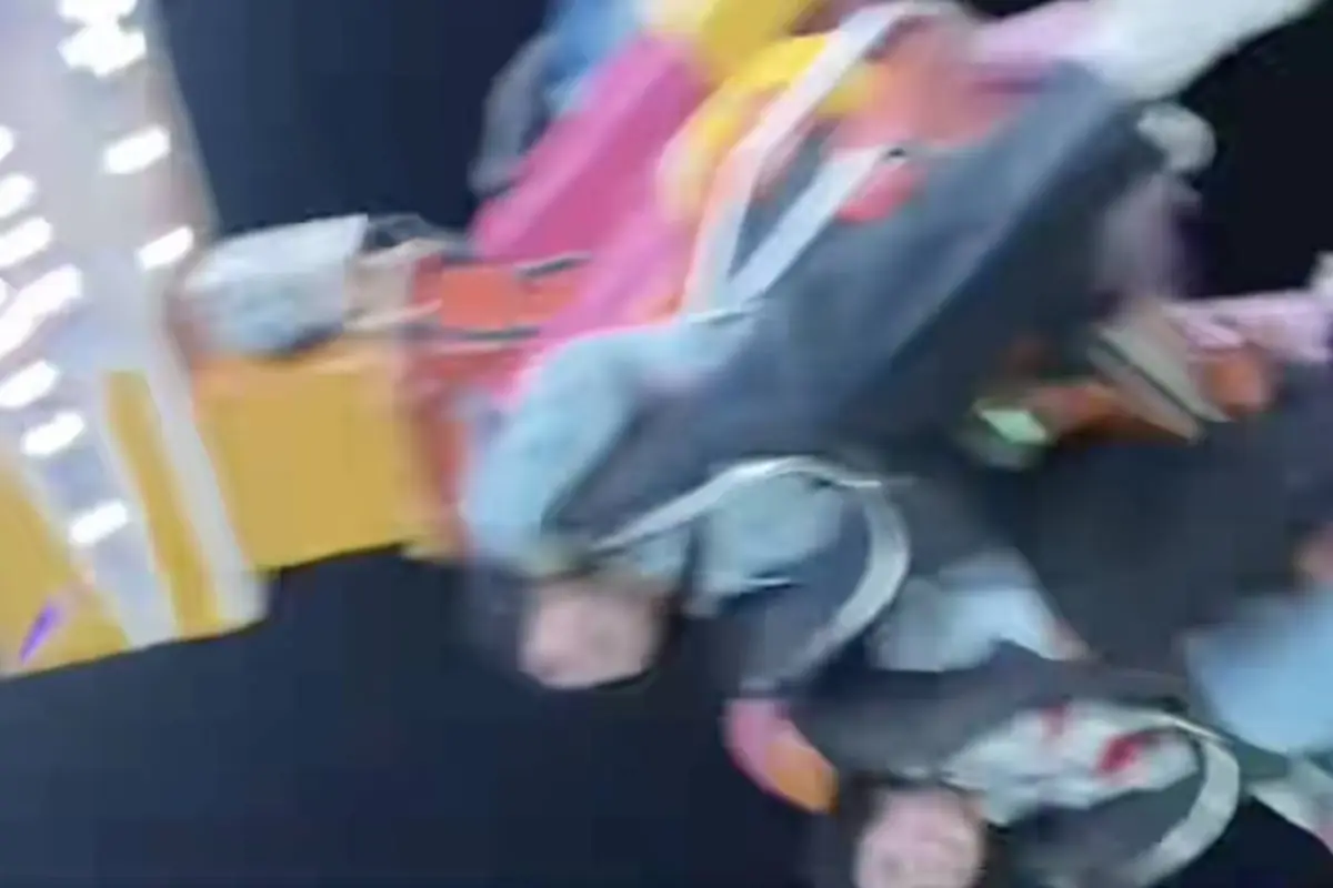 Joven cae tras fallar el sistema de seguridad de juego mecánico. , Captura de pantalla video de TikTok.