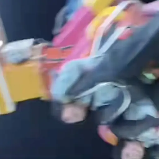 Joven cae tras fallar el sistema de seguridad de juego mecánico.  ,Captura de pantalla video de TikTok.