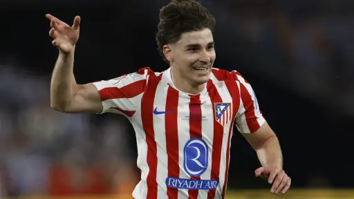 Abren proceso disciplinario al Barcelona por Julián Álvarez