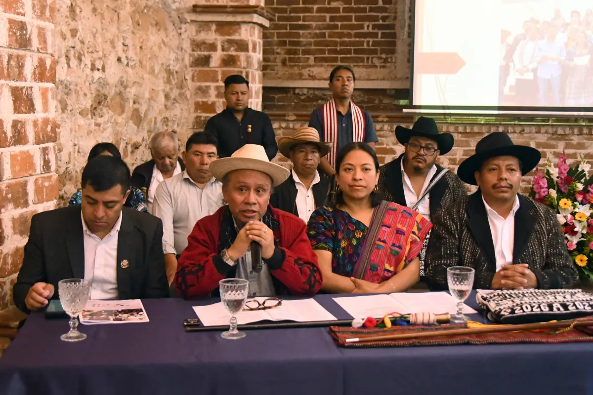 El presidente de los 48 Cantones de Totonicapan, Eduardo Tax (i); el abogado de la alcaldía Indígena de Nebaj, José Santos Sapon (c-i); y otras autoridades indígenas en conferencia de prensa el jueves 30 de julio de 2026., EFE