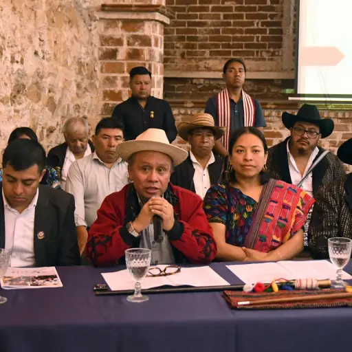 El presidente de los 48 Cantones de Totonicapan, Eduardo Tax (i); el abogado de la alcaldía Indígena de Nebaj, José Santos Sapon (c-i); y otras autoridades indígenas en conferencia de prensa el jueves 30 de julio de 2026. ,EFE