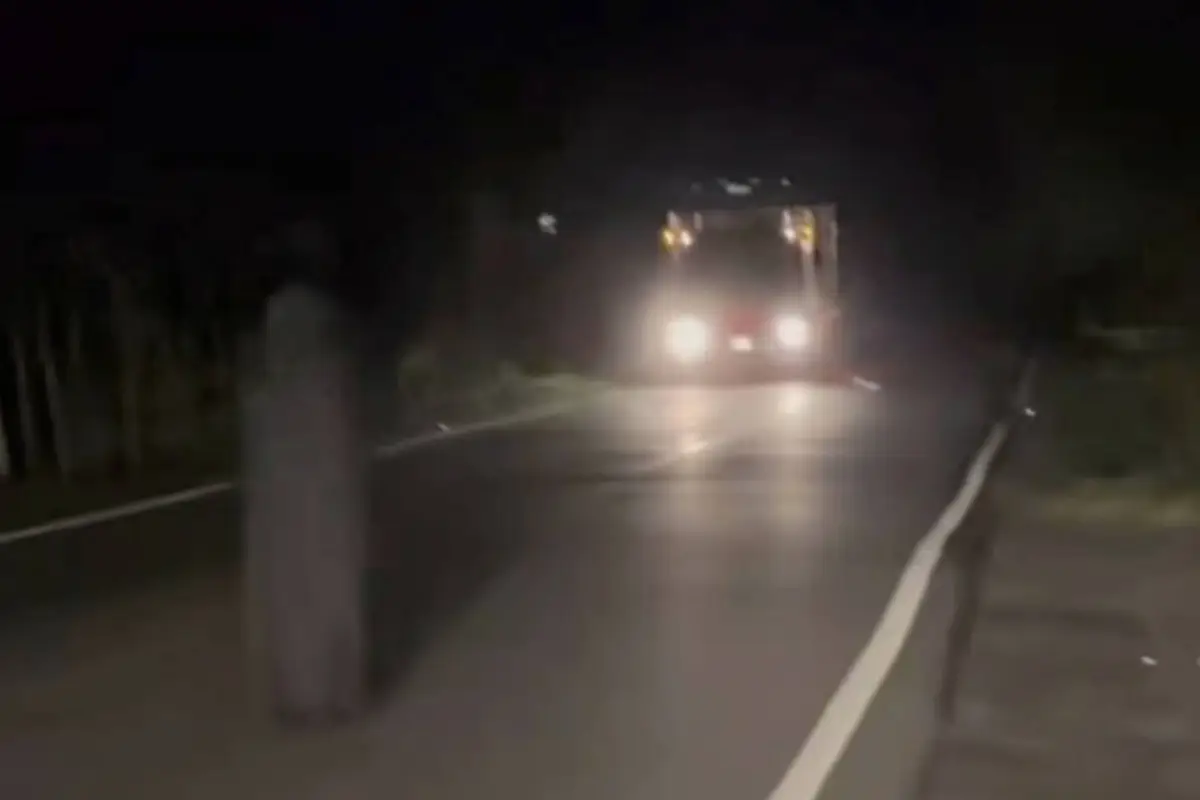 Conductor grababa un accidente y terminó captando una inquietante figura., Captura de pantalla video de X.