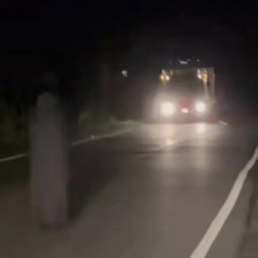 Conductor grababa un accidente y terminó captando una inquietante figura. ,Captura de pantalla video de X.