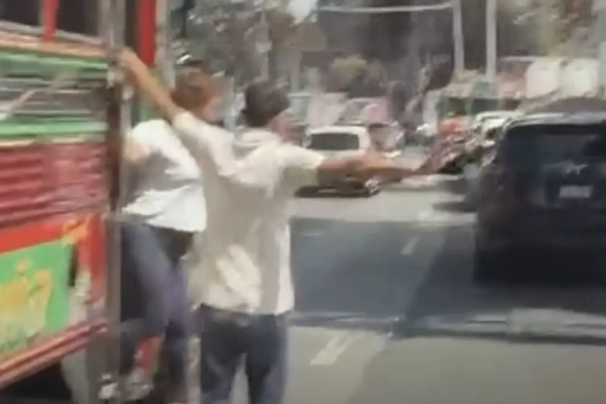 Imprudente maniobra de piloto de bus que pone en riesgo a una pasajera., Captura de pantalla video de Facebook.