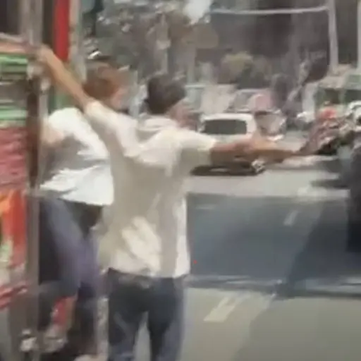Imprudente maniobra de piloto de bus que pone en riesgo a una pasajera. ,Captura de pantalla video de Facebook.