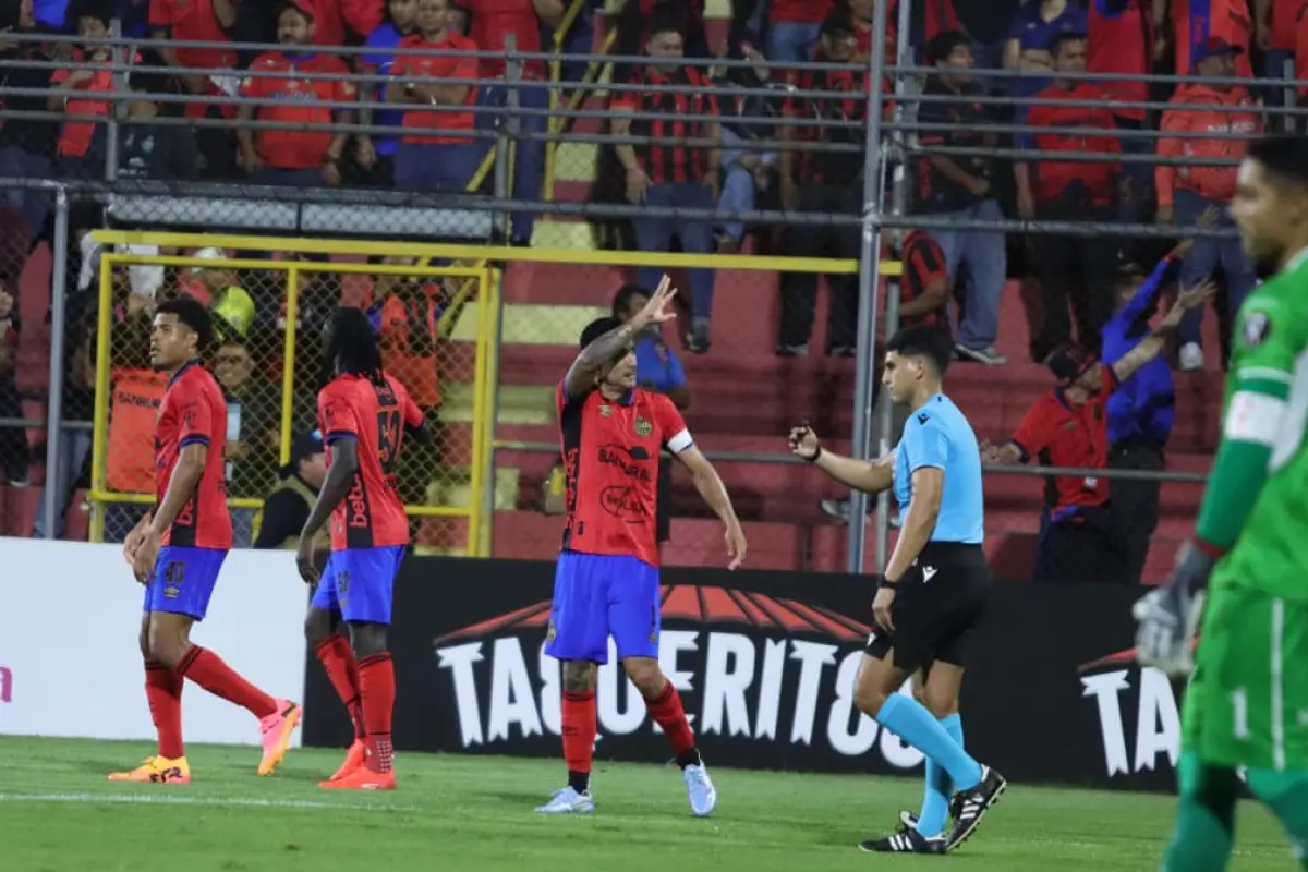 Celebración de José Mena ante Cartaginés en El Trébol 