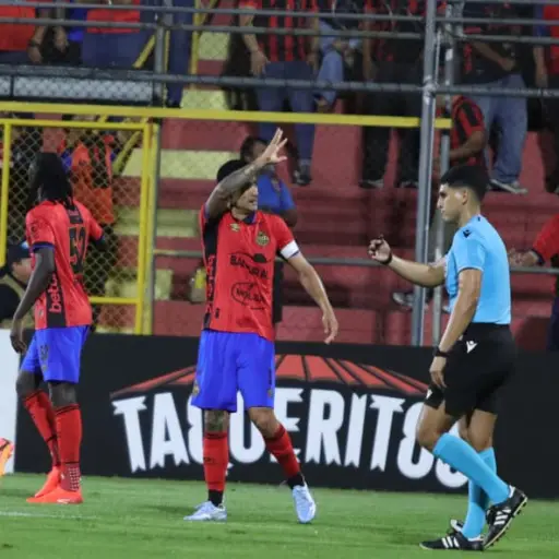 Celebración de José Mena ante Cartaginés en El Trébol 