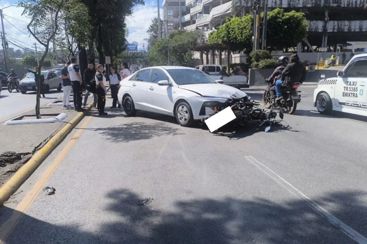Área donde ocurrió el accidente de tránsito en la calzada San Juan, zona 7, el viernes 31 de julio de 2026., PMT capitalina/Montejo