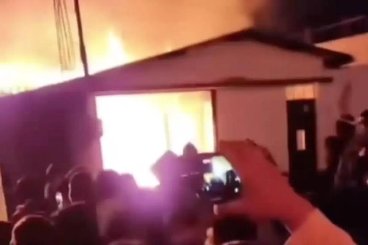 Queman casa de jueza que ordenó desalojo en Nebaj, Quiché, Captura de video