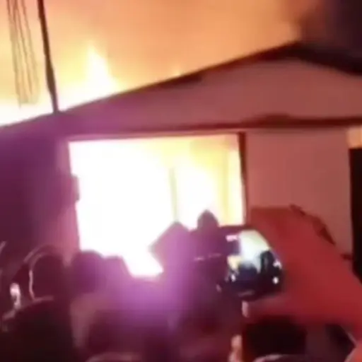 Queman casa de jueza que ordenó desalojo en Nebaj, Quiché ,Captura de video