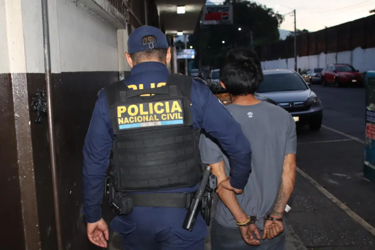 Las fuerzas de seguridad sorprendieron al sospechoso cargando varios objetos supuestamente robados., PNC de Guatemala.