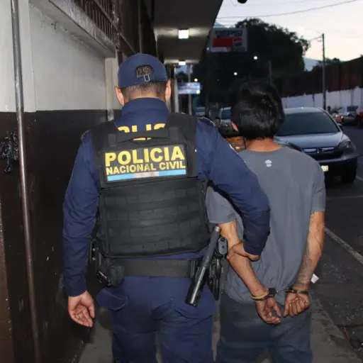 Las fuerzas de seguridad sorprendieron al sospechoso cargando varios objetos supuestamente robados. ,PNC de Guatemala.