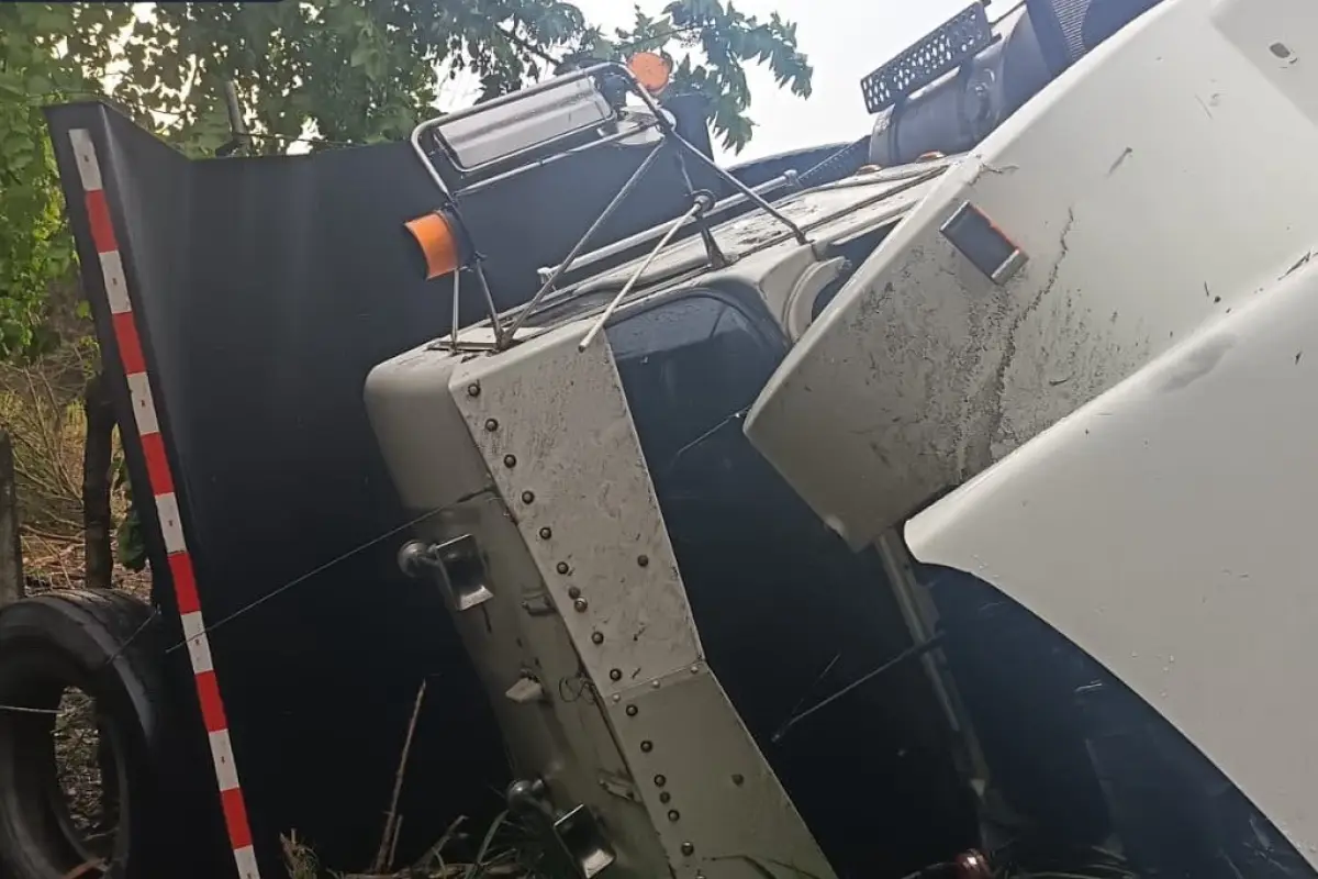 La unidad de transporte pesado impactó en un carro, reportaron los cuerpos de rescate., Bomberos Municipales Departamentales.