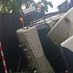 La unidad de transporte pesado impactó en un carro, reportaron los cuerpos de rescate. ,Bomberos Municipales Departamentales. 