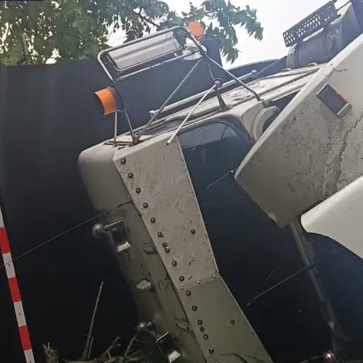 La unidad de transporte pesado impactó en un carro, reportaron los cuerpos de rescate. ,Bomberos Municipales Departamentales. 