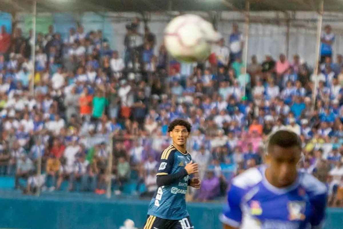 Acción entre Suchitepéquez y Comunicaciones por el Apertura 2026