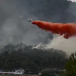  Un avión realiza una descarga con retardante en Betxí en el frente del incendio declarado este sábado en la Vall d'Uixó (Castellón), ,EFE/Manuel Bruque