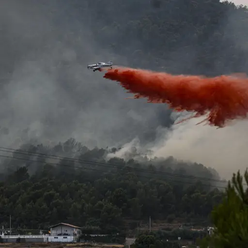  Un avión realiza una descarga con retardante en Betxí en el frente del incendio declarado este sábado en la Vall d'Uixó (Castellón), ,EFE/Manuel Bruque