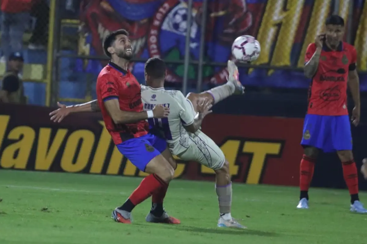 Jugada de Nicolás Samayoa durante el duelo Municipal vs. Mixco