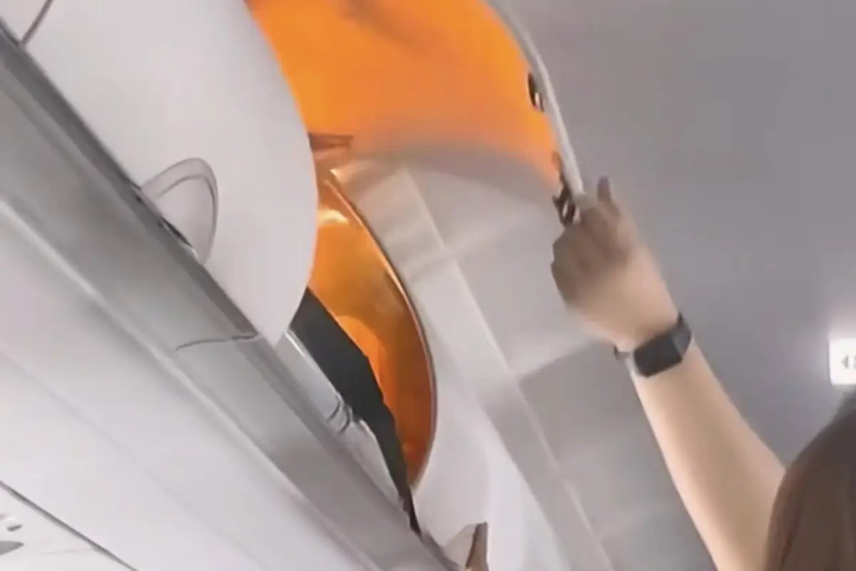 Video capta incendio en un avión tras explosión de una batería portátil., Captura de pantalla video de X.