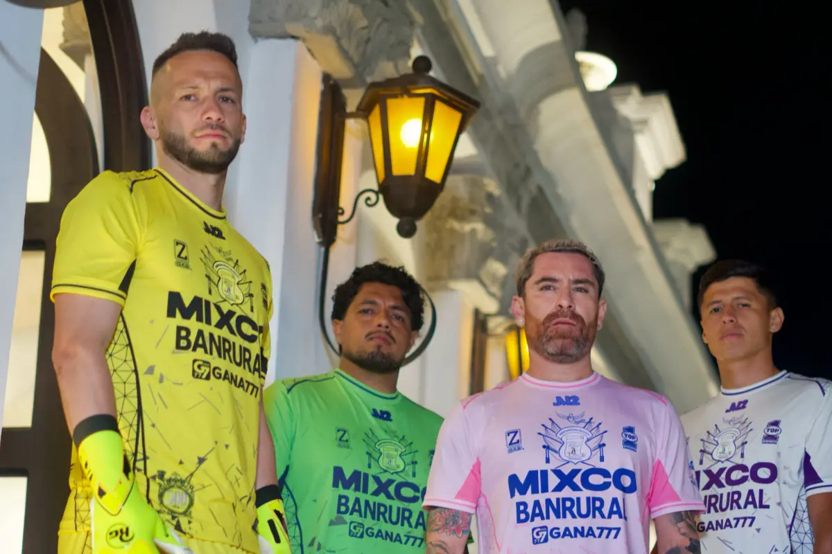 Jugadores del Deportivo Mixco durante la presentación del nuevo uniforme - Deportivo Mixco