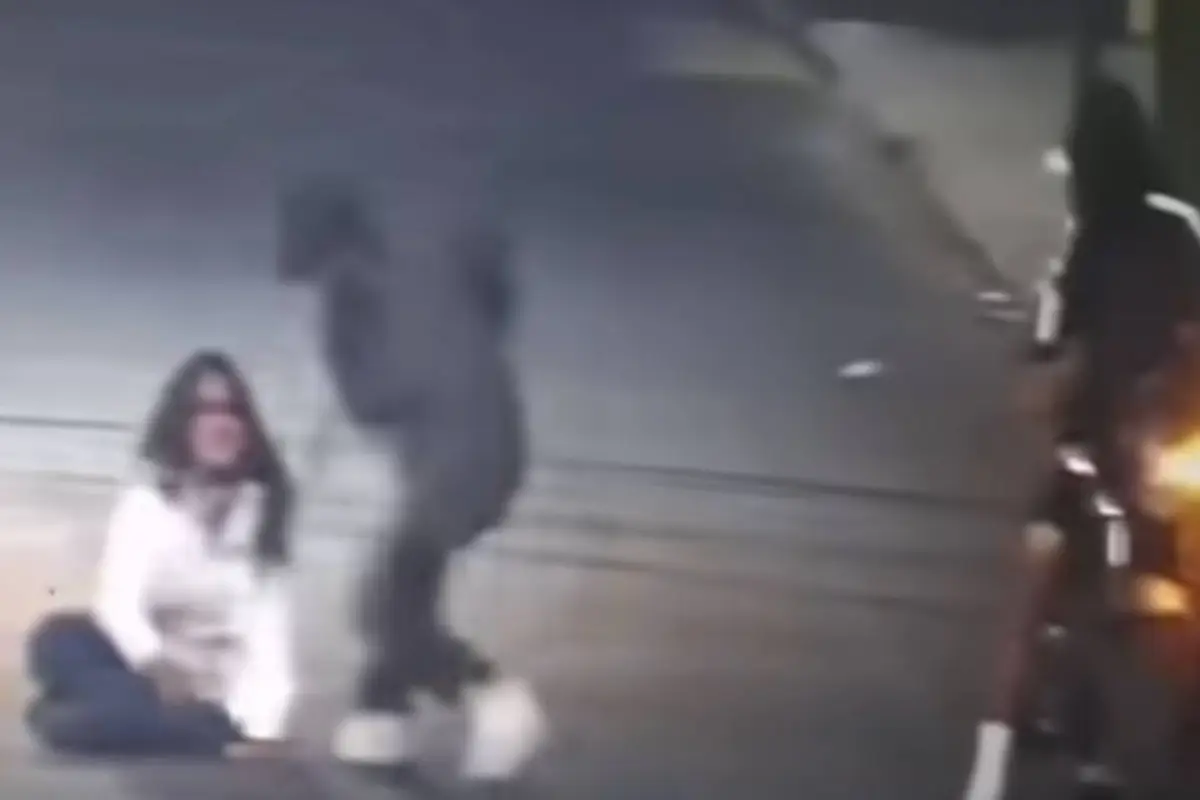 Mujer es atacada por motoladrones., Captura de pantalla video de Facebook.