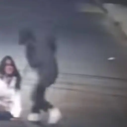 Mujer es atacada por motoladrones. ,Captura de pantalla video de Facebook.