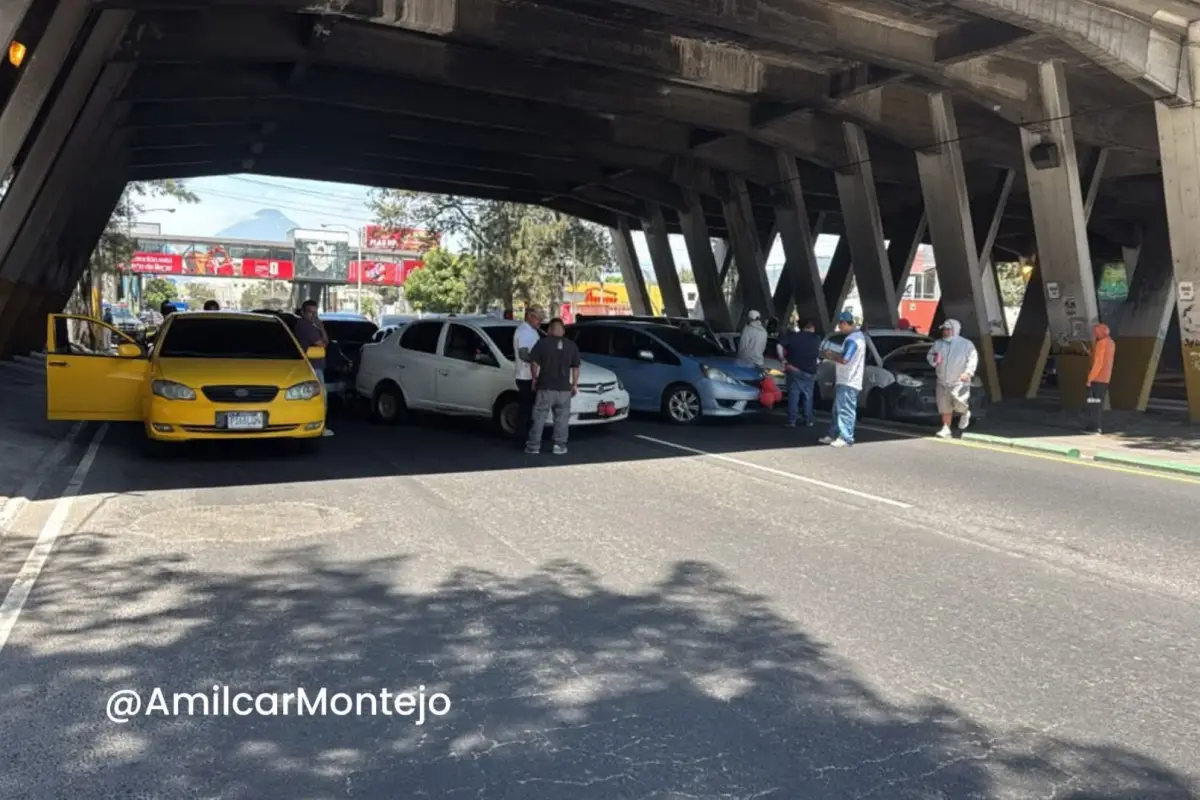Conductores de taxis y mototaxis bloquearon la calzada Roosevelt., PMT capitalina/Montejo