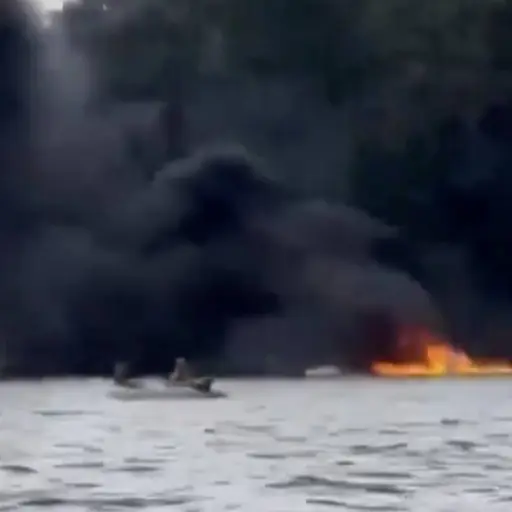 Así fue el momento en que avión con 11 personas amerizó de emergencia y luego se incendió. ,Redes sociales. 
