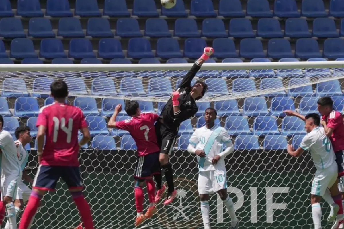 Acción de juego entre Guatemala y Costa Rica en el Premundial Sub-20
