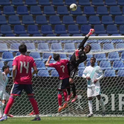 Acción de juego entre Guatemala y Costa Rica en el Premundial Sub-20