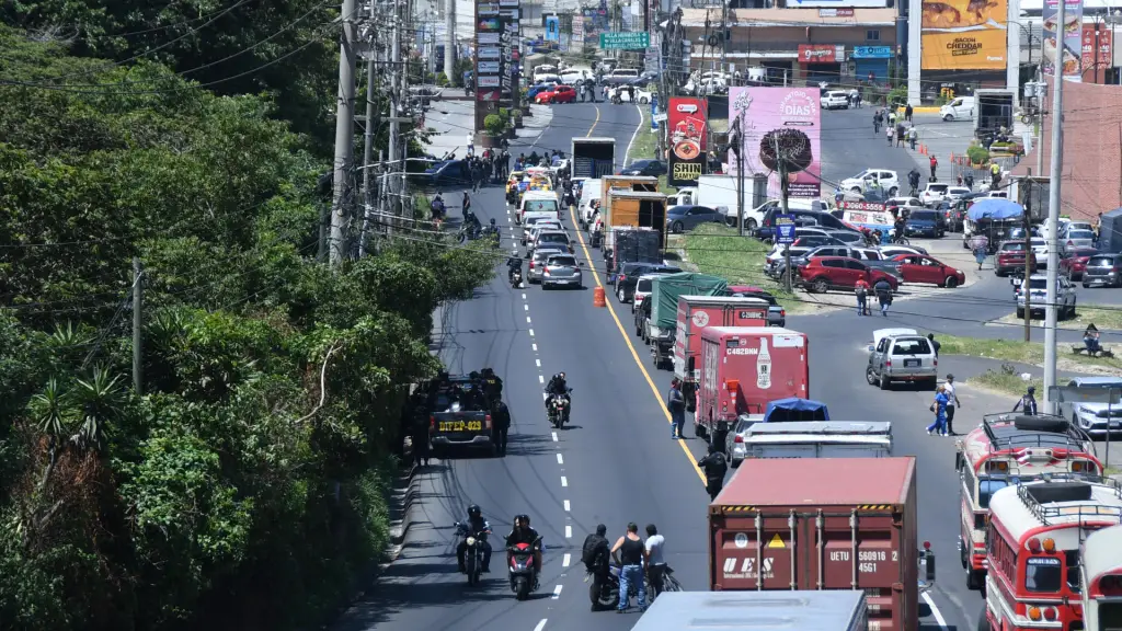 Fotografía que muestra un bloqueo de vehículos en protesta por el alza de los combustibles este viernes, en Ciudad de Guatemala (Guatemala) , EFE/ Alex Cruz