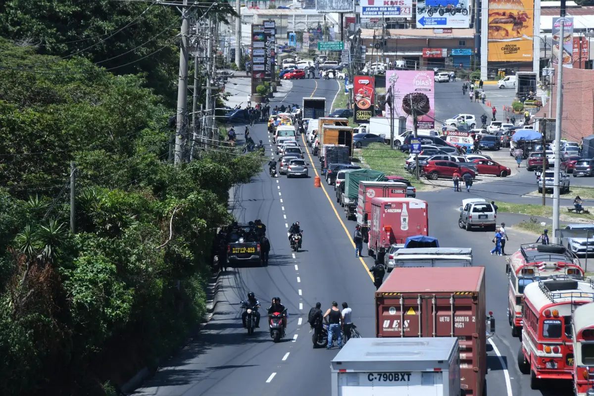 Fotografía que muestra un bloqueo de vehículos en protesta por el alza de los combustibles este viernes, en Ciudad de Guatemala (Guatemala),  EFE/ Alex Cruz
