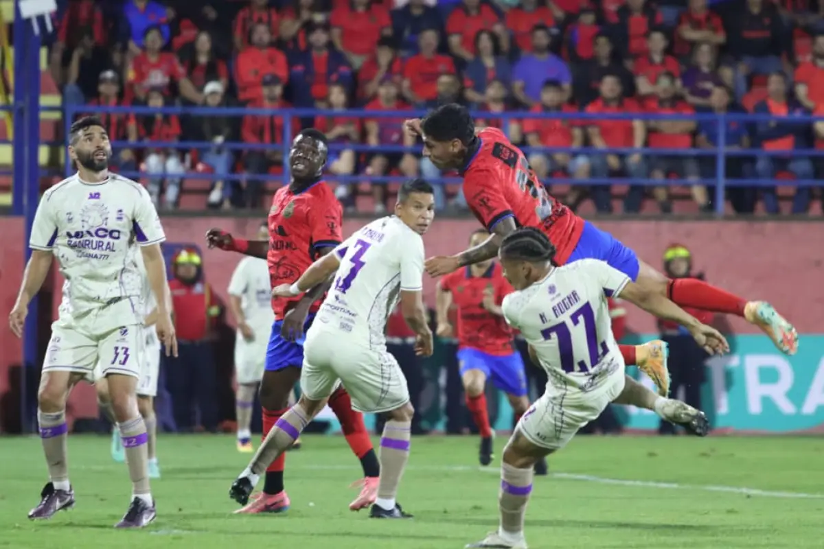 Partido entre Mixco y Municipal por la primera jornada del Apertura 2026 - Alex Meoño